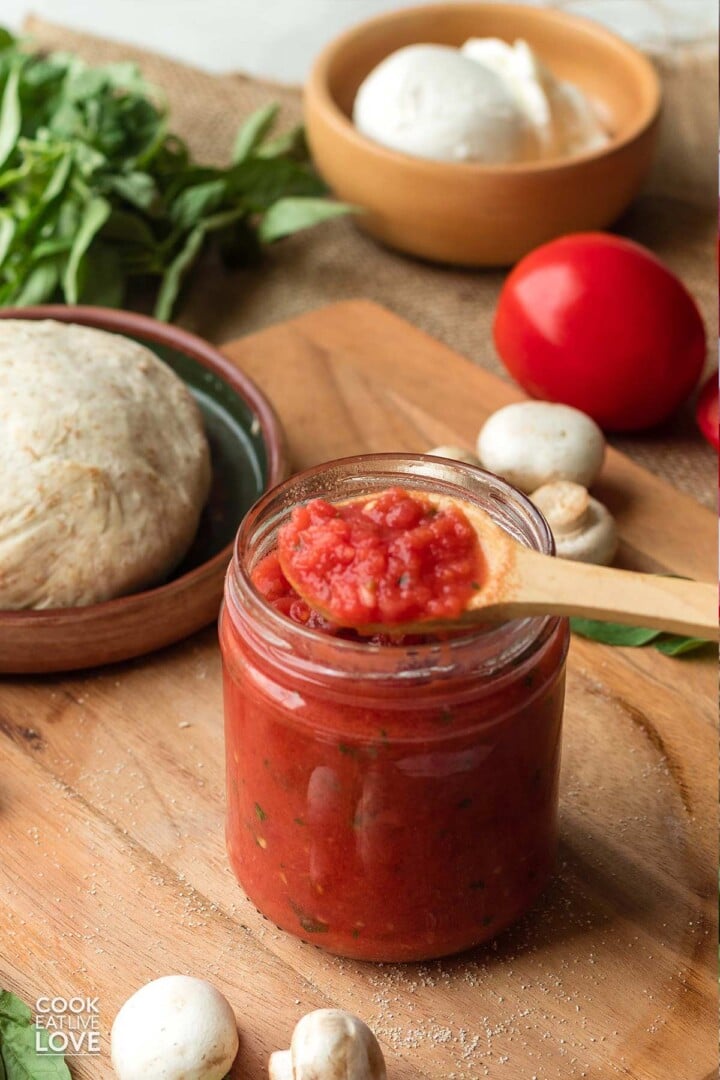 Fresh Tomato Pizza Sauce (No Cook)