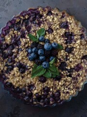 Overhead of pie plate with vegan baked oats on the table.