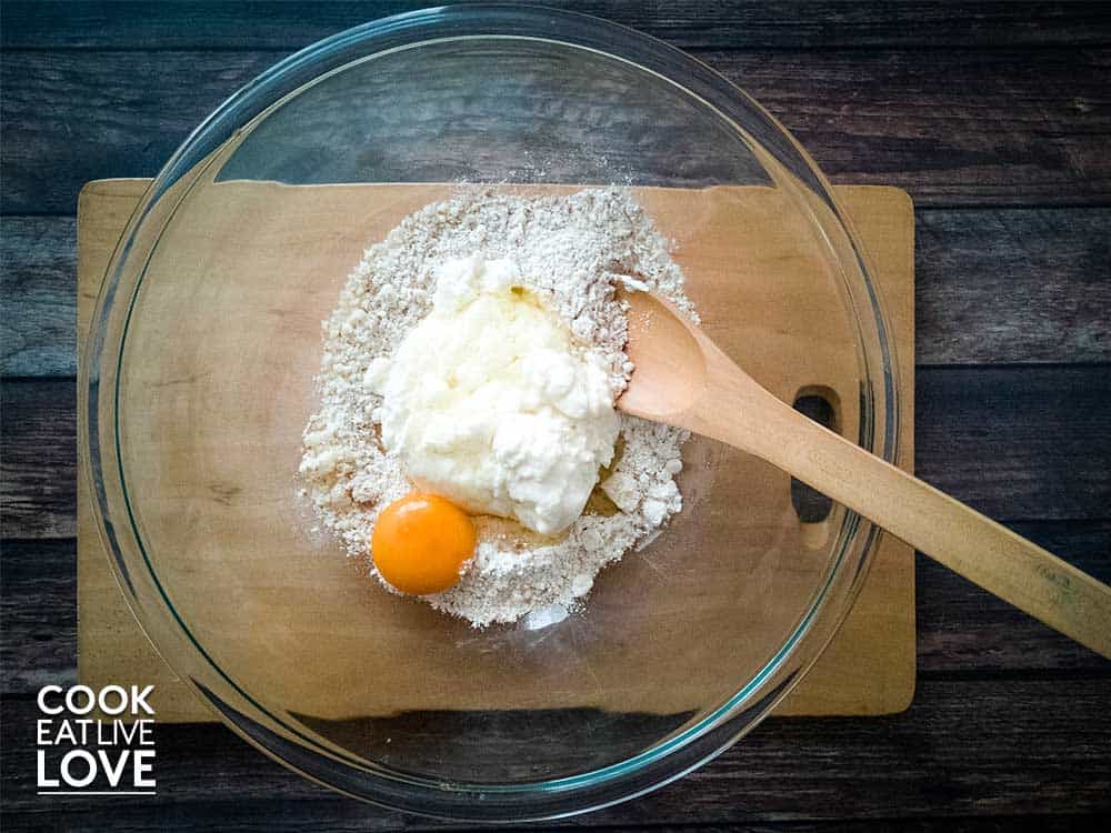 Flour, ricotta and eggs in a glass bowl