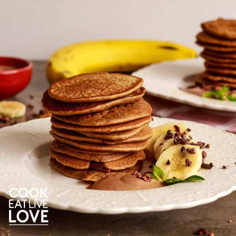 Delicious whole wheat banana cacao pancakes are ready to eat!