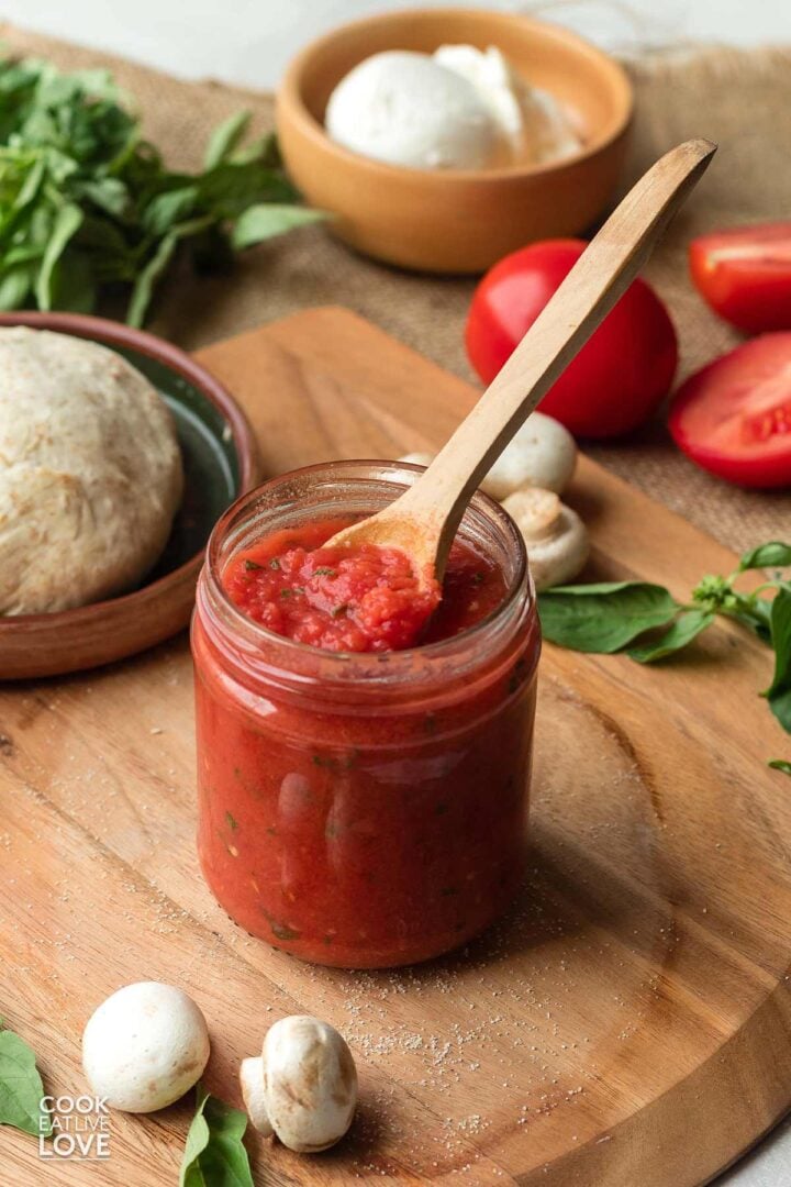 Fresh Tomato Pizza Sauce (No Cook)