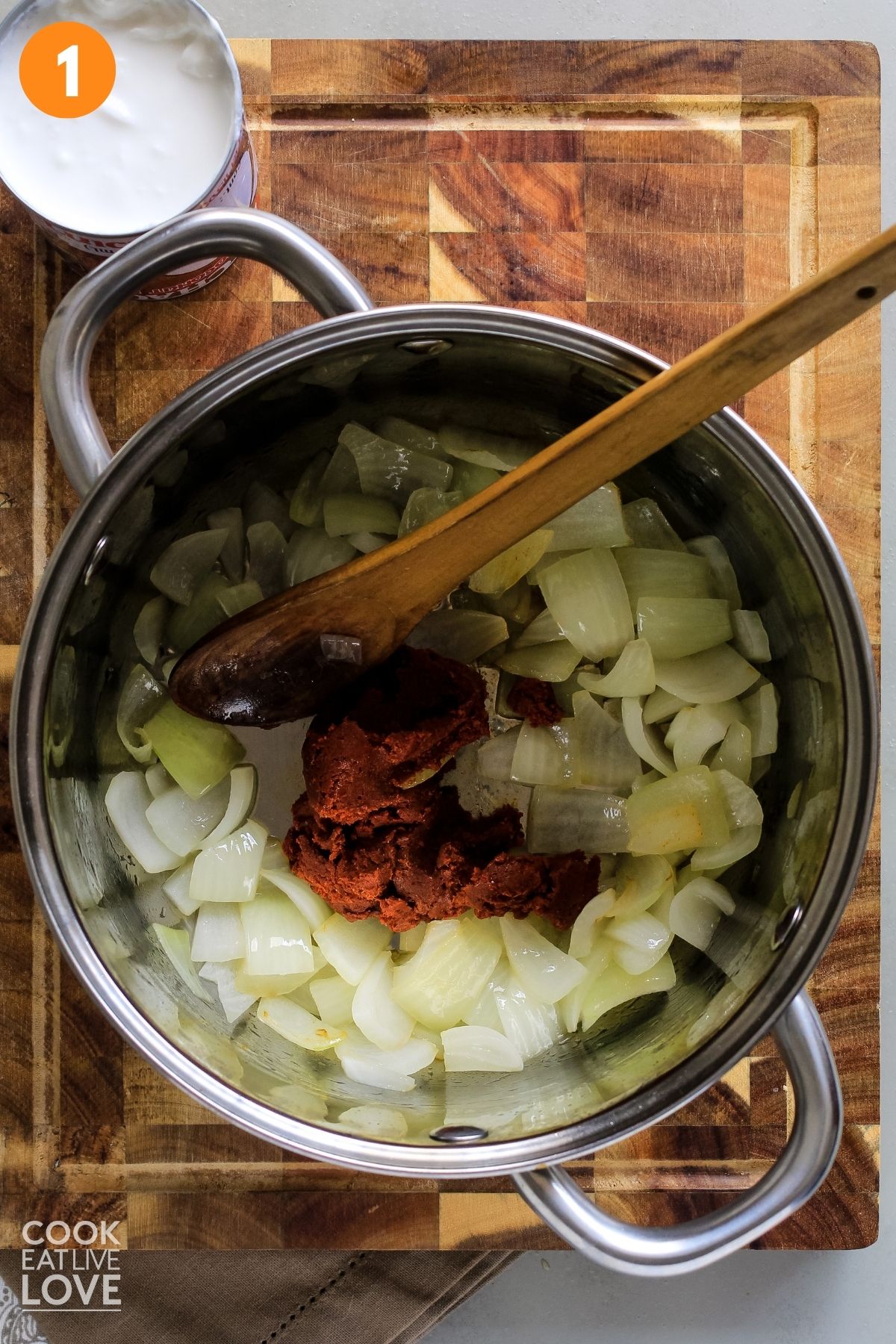 Cooking the onions and curry paste. 