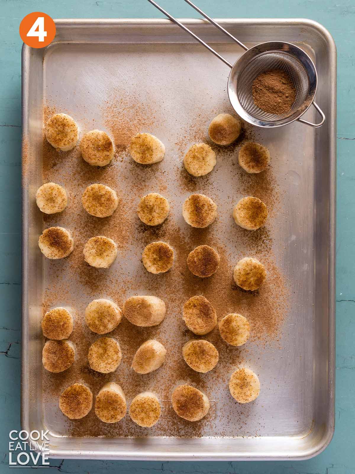 Cinnamon sprinkled over the top of the bananas.