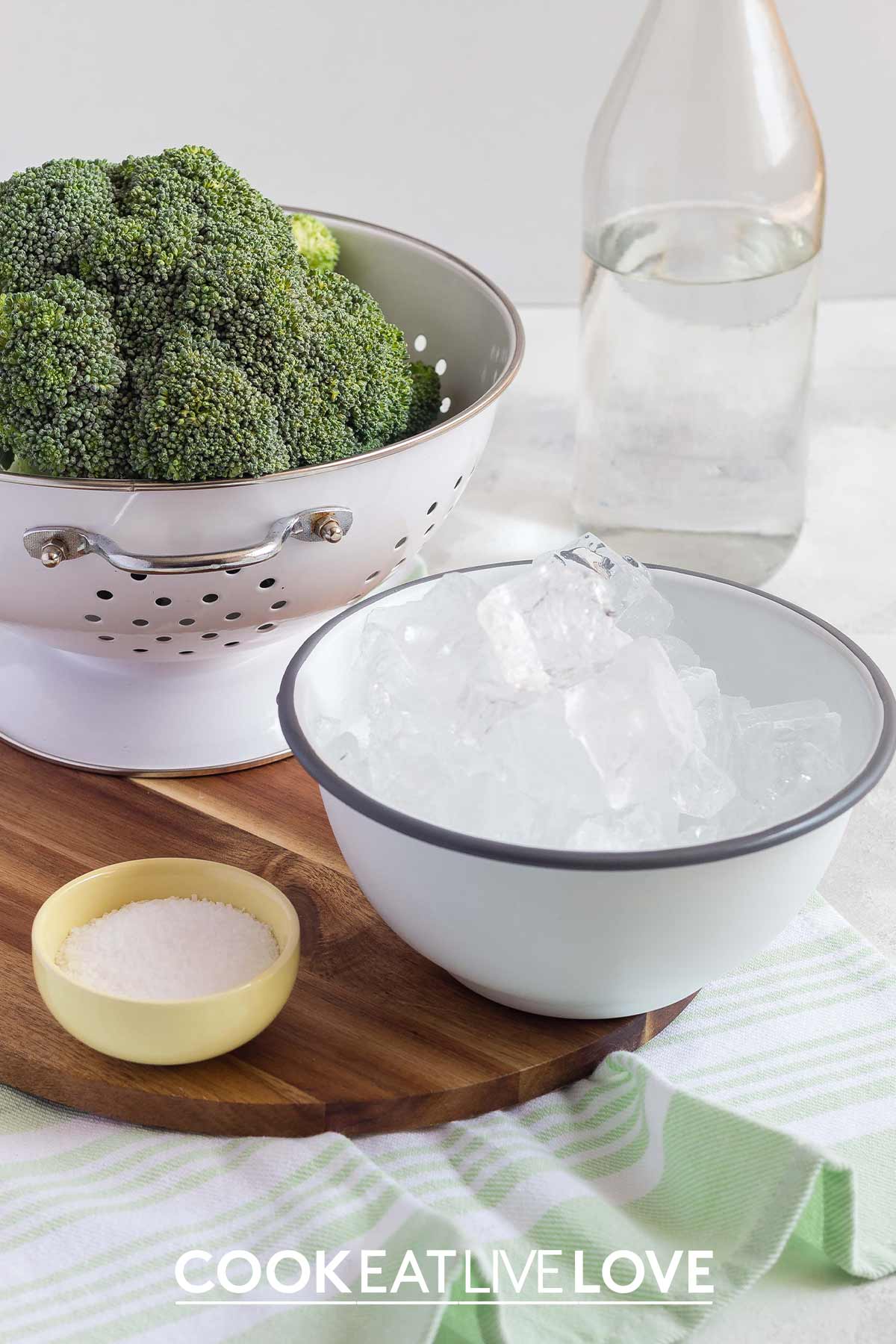 Ingredients you need to make blanched broccoli.