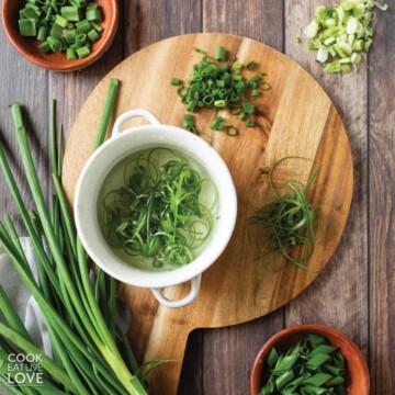 A variety of different ways to cut green onions on the table and cutting board.