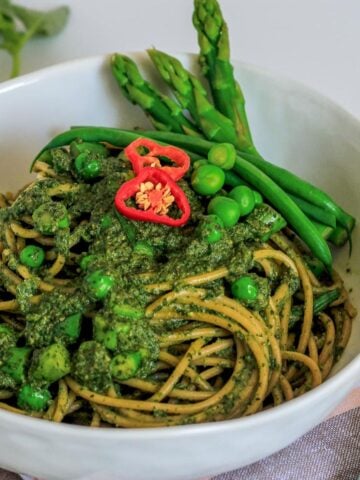 Green spaghetti on a plate