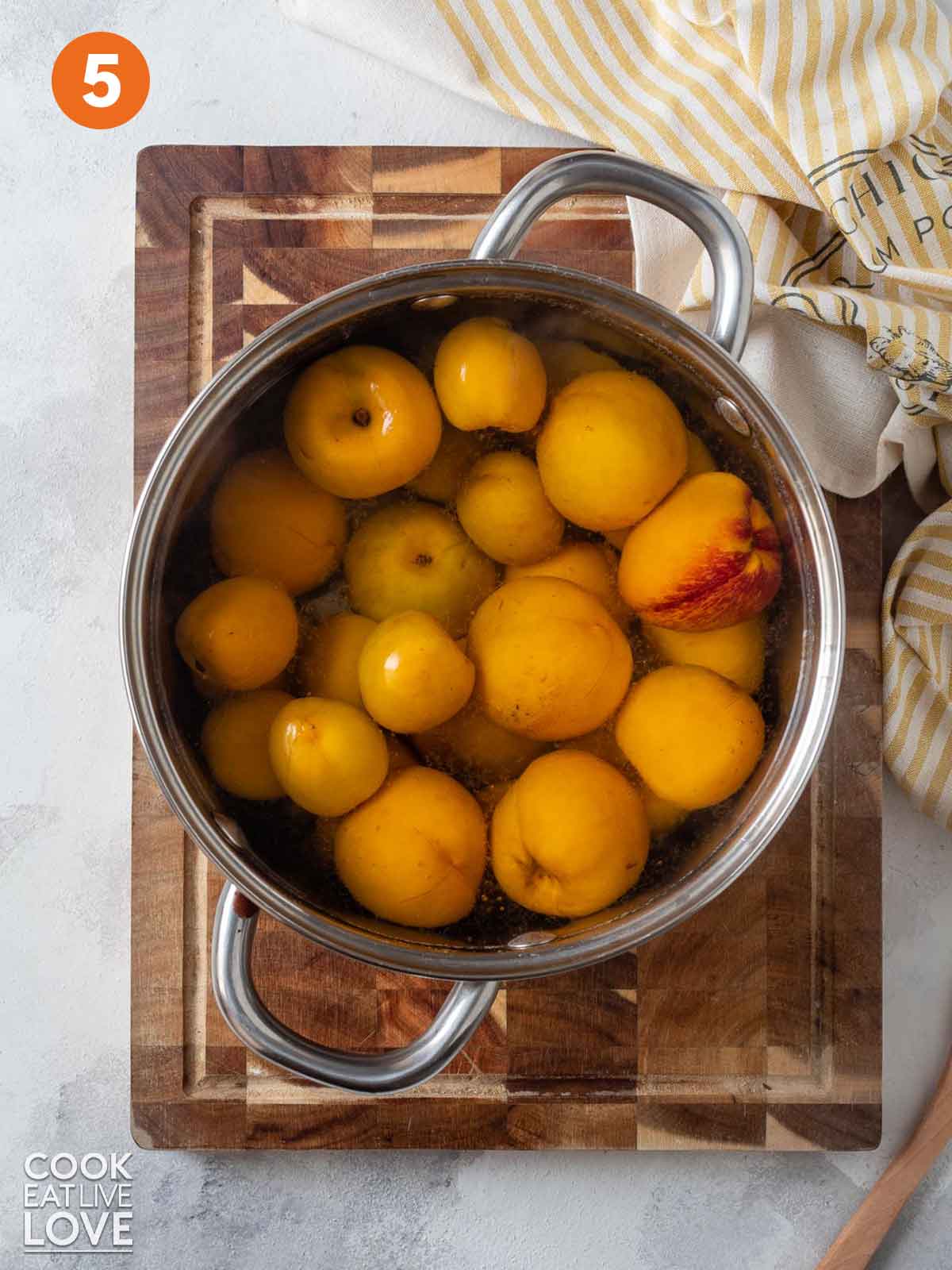 Peaches in a pot of hot water.
