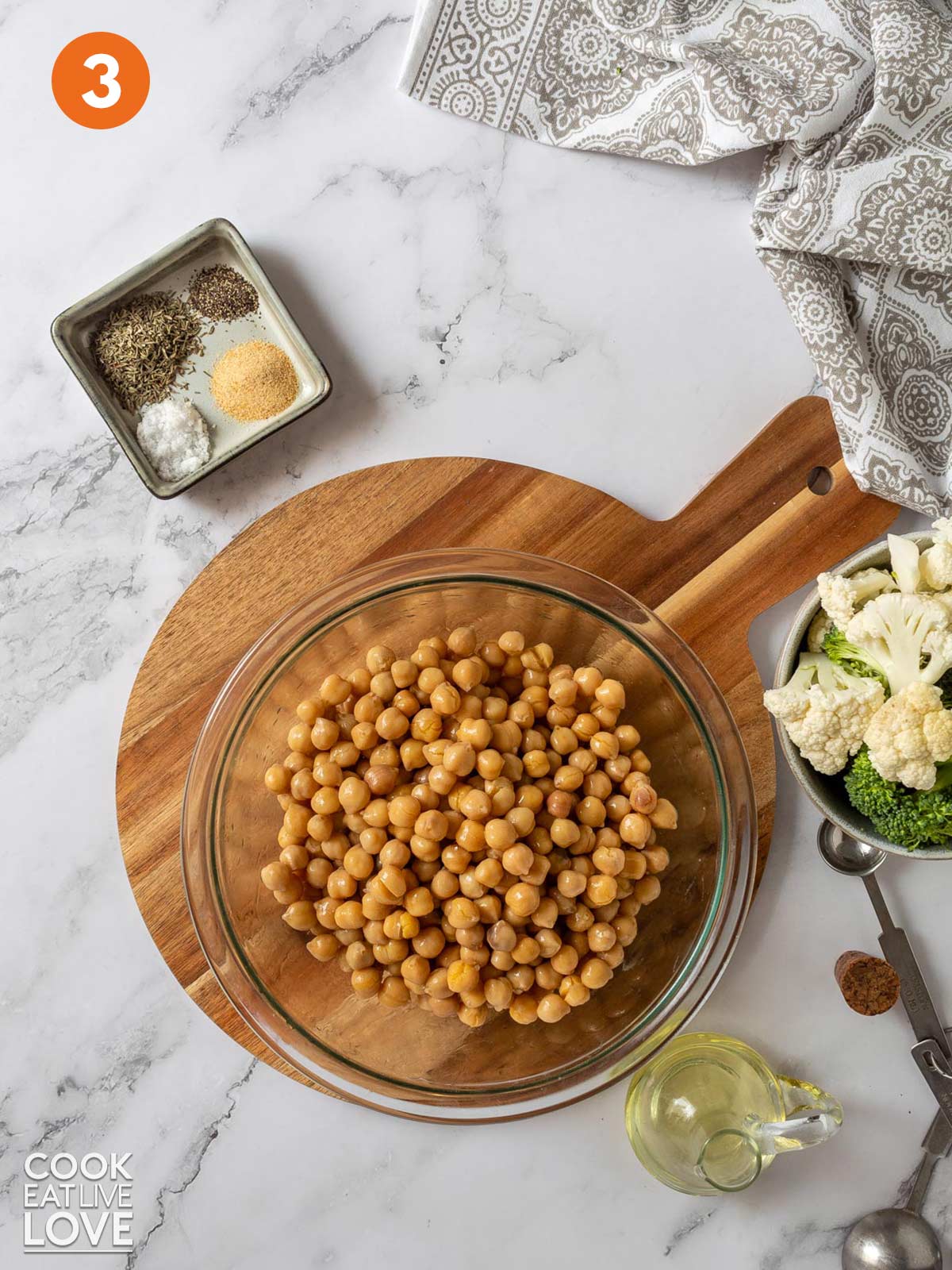 Chickpeas in a bowl on the table.