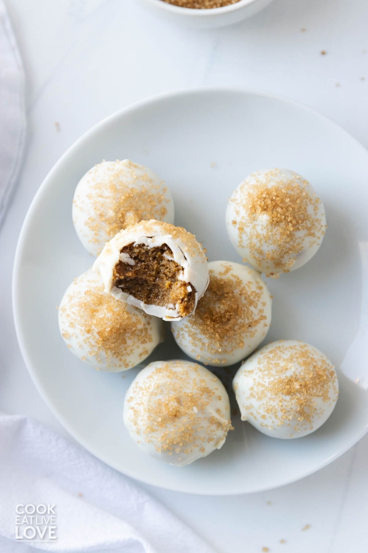 Truffles with gingerbread filling on a plate.