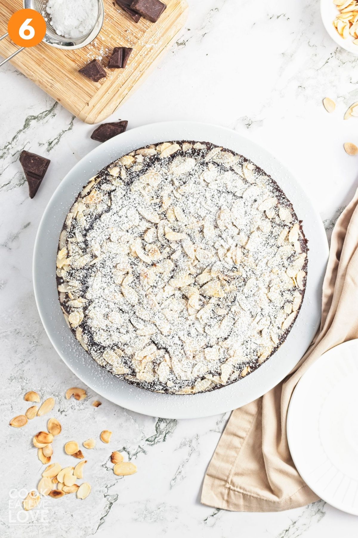 A dusting over the top of the cake with icing sugar.