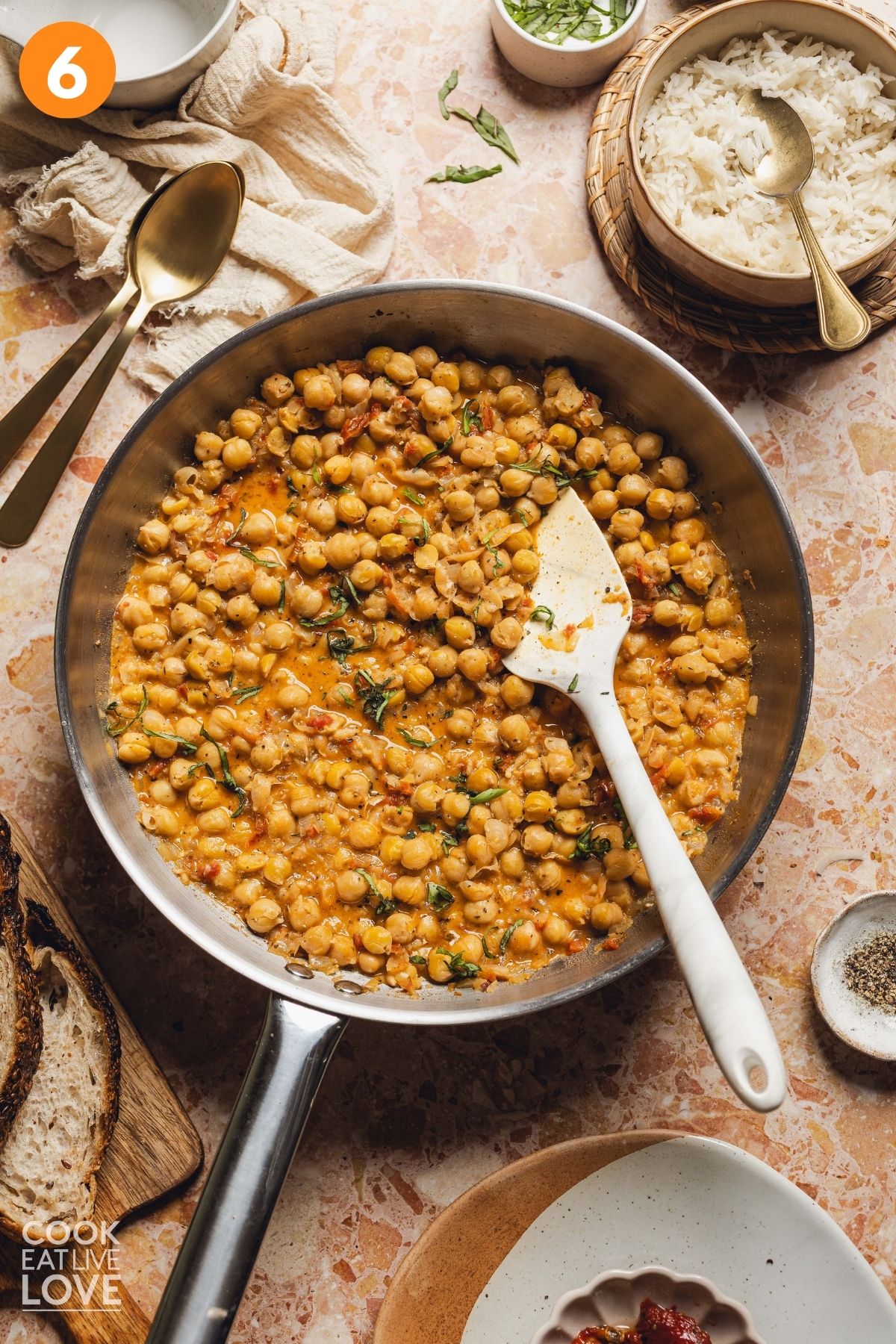 The chickpeas cooked and ready to serve.