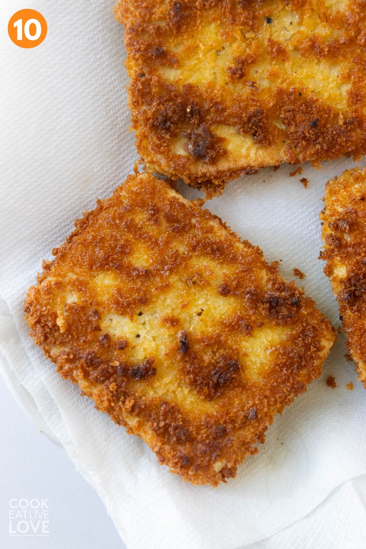 The tofu put onto the towel to absorb the oil.