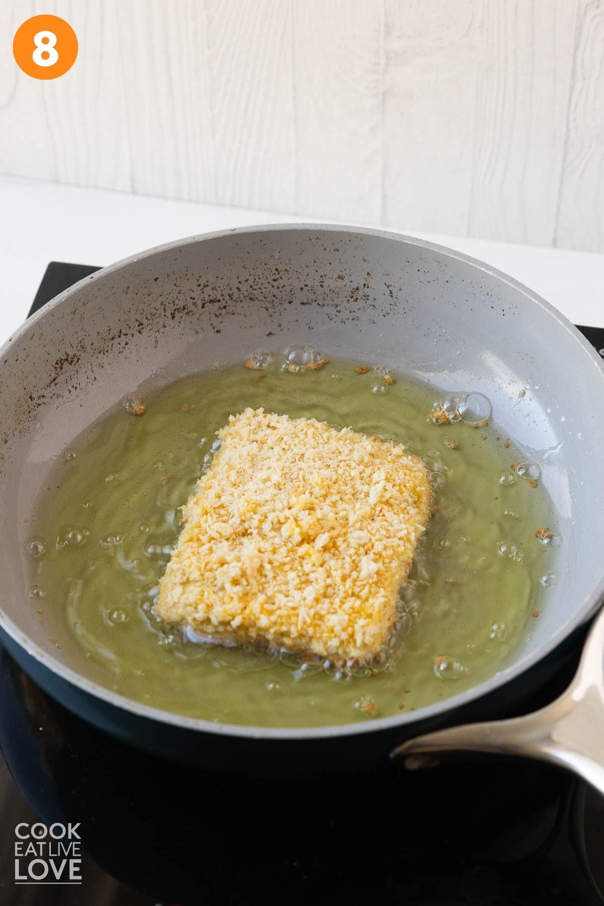The panko tofu put into the oil to fry.